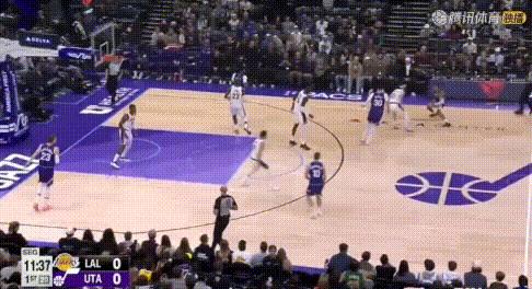 狂下快攻——这球看：詹姆斯心里全是数据！防守时有他在永远是联防他蹲坑（图1），