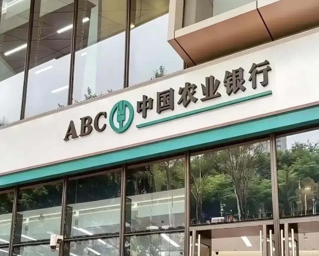 邻居老张家那儿子，在互联网大厂拿百万年薪，三十五了还没成家。前阵子老张去公园相亲