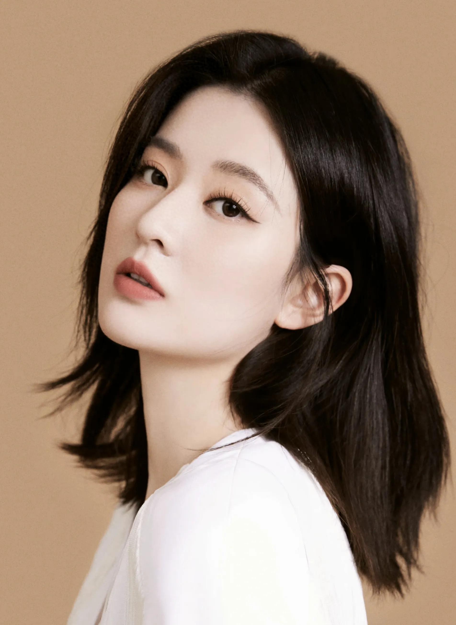 女星乔欣时尚写真：姣美玲珑、眉清目秀