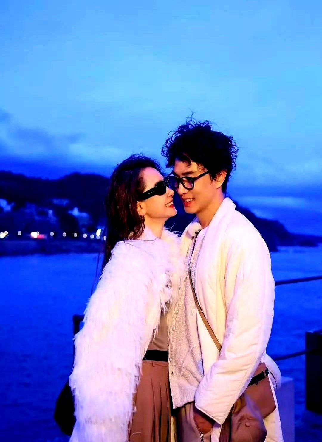 他们不演恩爱，只过日子。李承铉带娃带出盐渍的背带，戚薇回来一句“你洗碗怎么又不