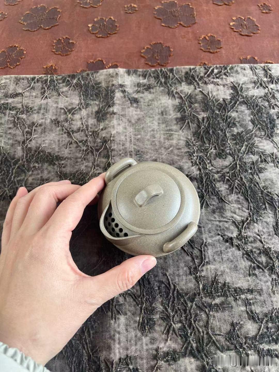 新手玩紫砂壶，该如何选择？前几天，一个刚入坑的朋友老张来找我喝茶。他神神秘秘地