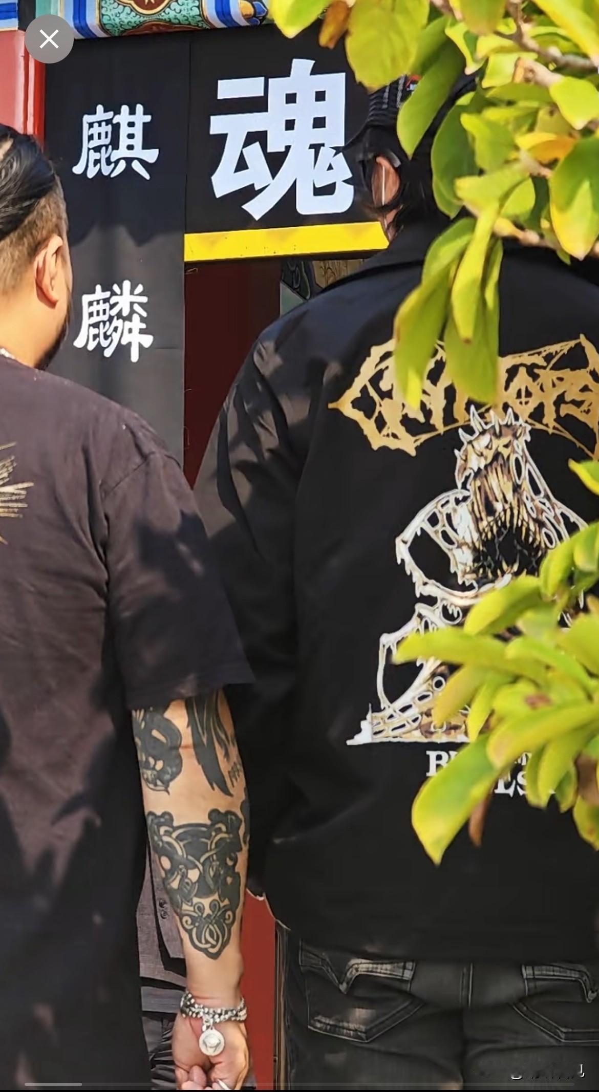 何勇在圈内的人缘是顶好呀！何勇告别仪式，来了上百位摇滚圈老友，老狼、臧鸿飞、