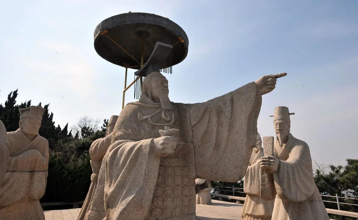 公元前660年，一个叫神武的男人在橿原宫即位，自称是天照大神的后裔。一千多年后，