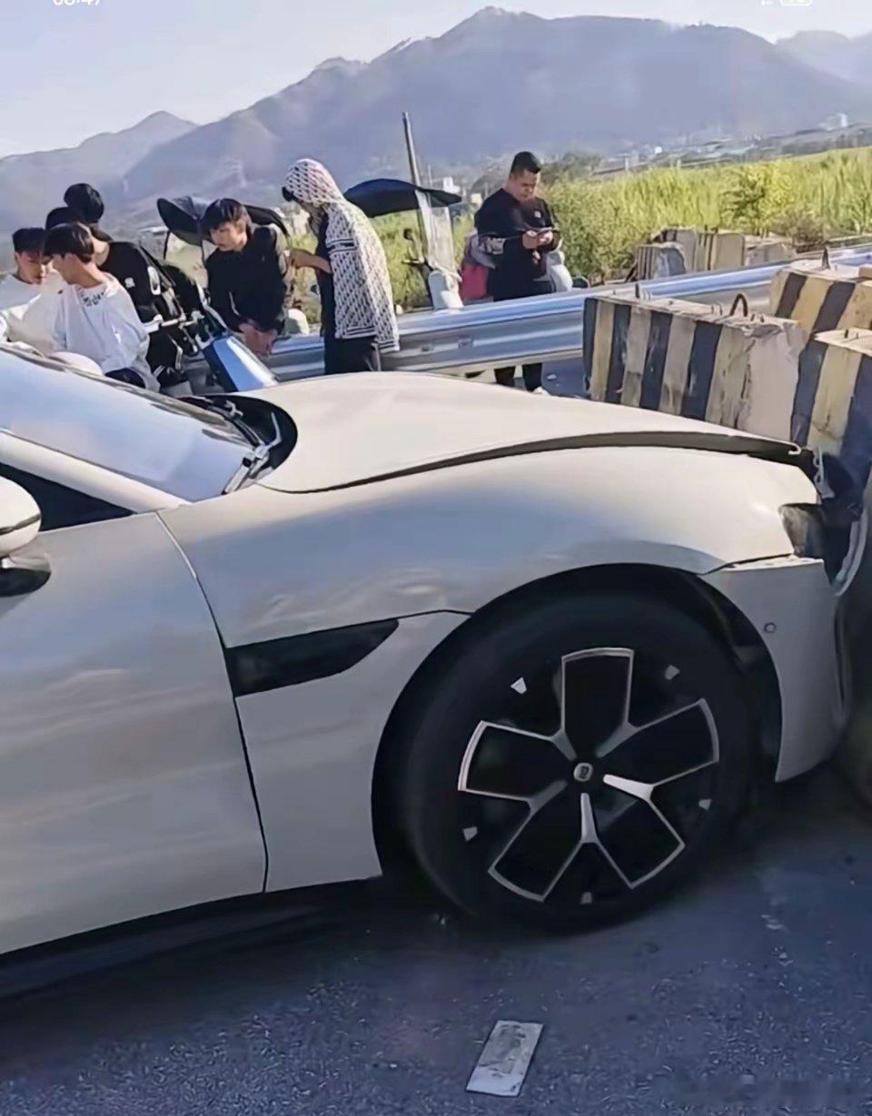 精准暴击！精神小伙+拖鞋+保时米