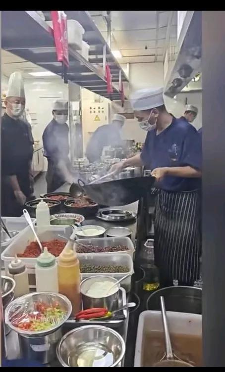 这才是真饭店！真厨师！张兰直播麻六记后厨爆炒！网友表示：这才是饭店厨房该有的