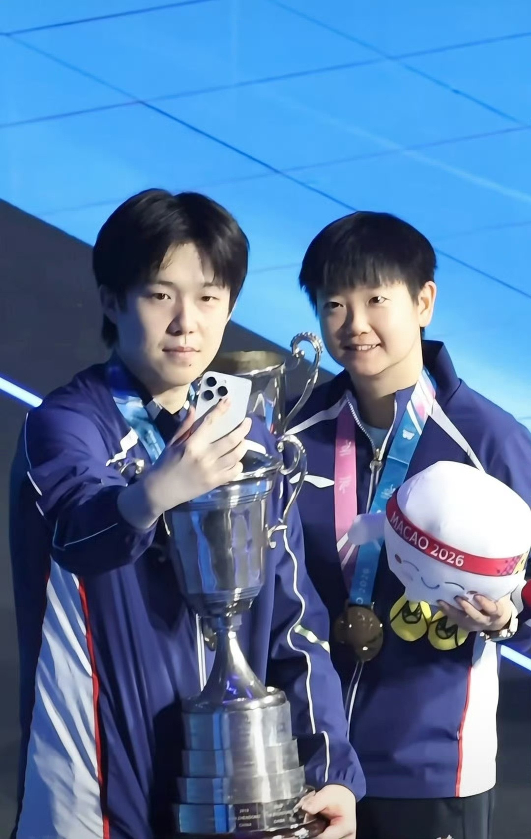 孙颖莎夸照得真好看莎莎的苦等三年终于等到了大头掌镜，彼此的笑容犹如多年未见好友重