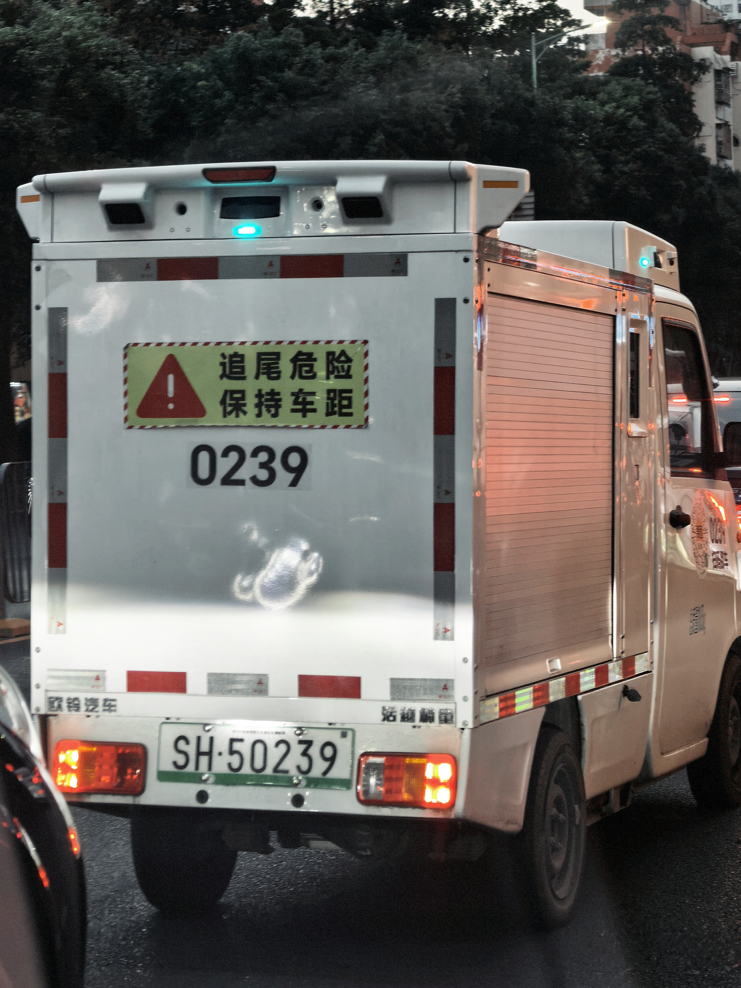 它的车牌比我的好看