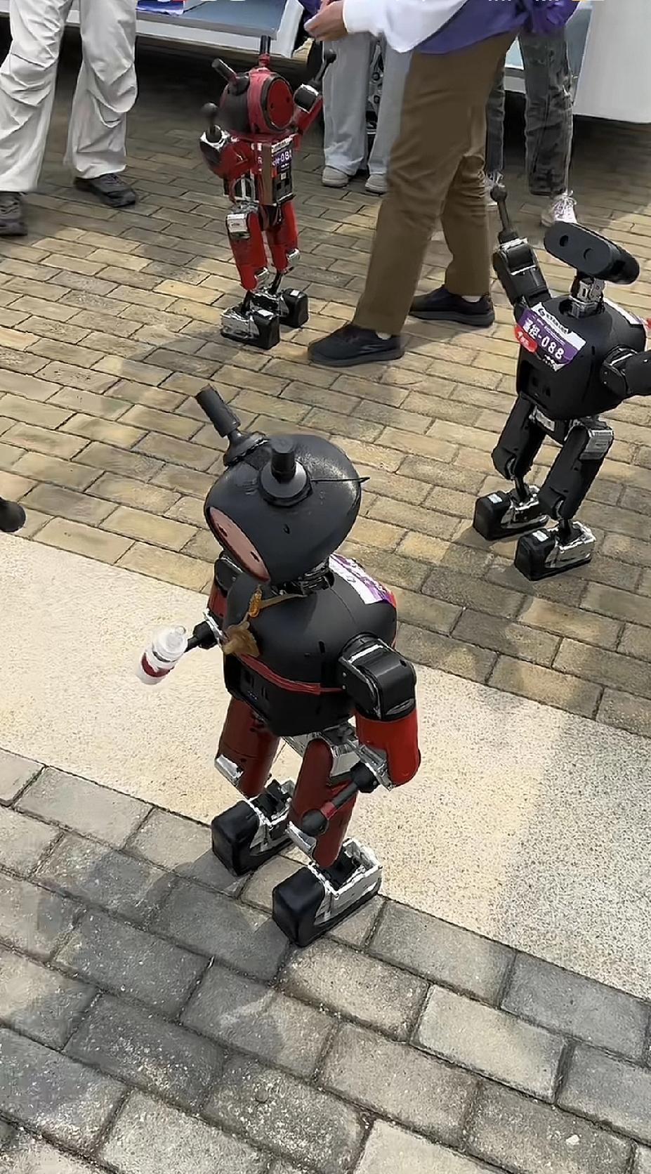 几个萌萌哒的小鼻嘎机器人，聚集在一起，互相在玩耍，所以的动作，真的像极了小婴儿，