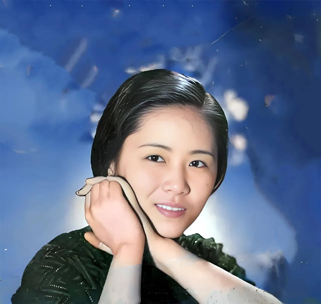 这名看起来普普通通的姑娘却是杨振宁与李政道极为佩服的前辈。她在中国的名气与地位不