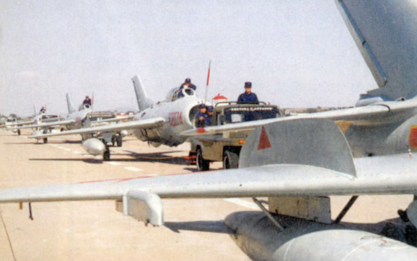 你能想象吗，一直到1995年左右，图中这些机头进气的老家伙还是我国主力的战斗机。