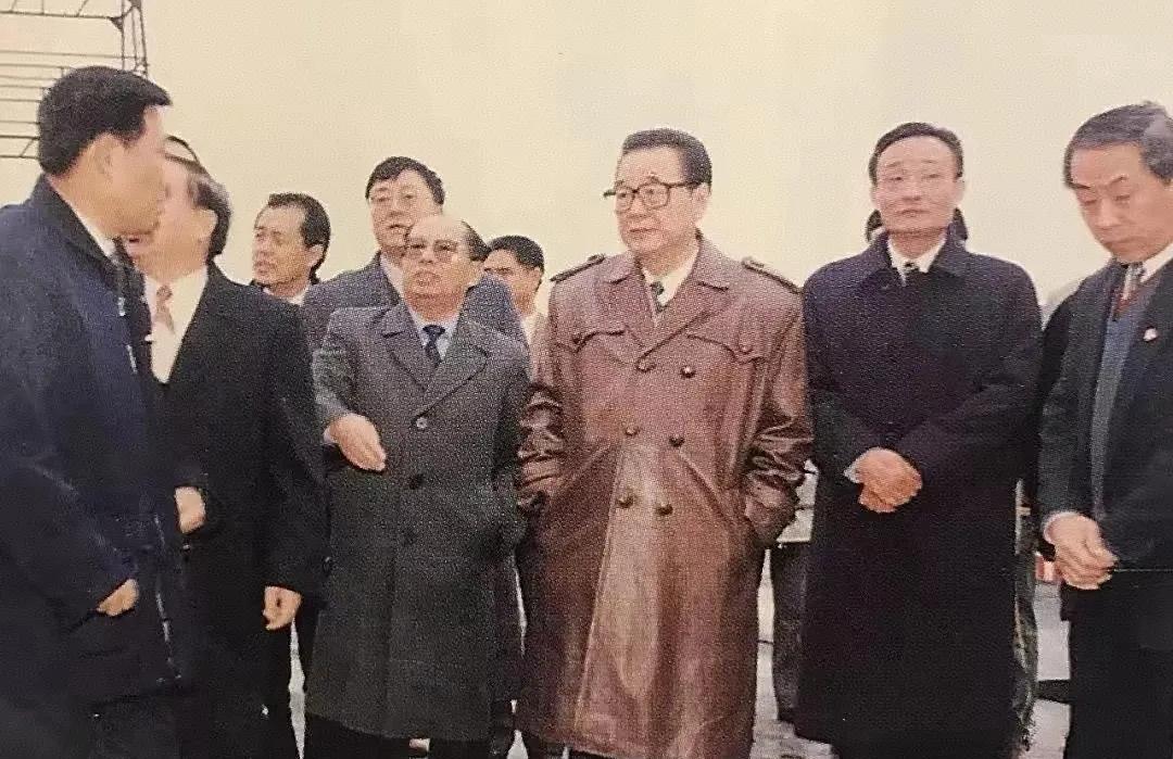 1996年初春，李鹏总理与吴邦国副总理亲临南通中远船厂考察指导，前身为1977年