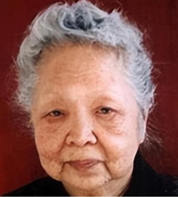 1957年，美国海关私吞了中国女人行李箱里的6800美金，她却开心的笑了。殊不知