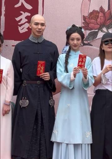 感觉她真的难爆了，都落到拍短剧的地步了