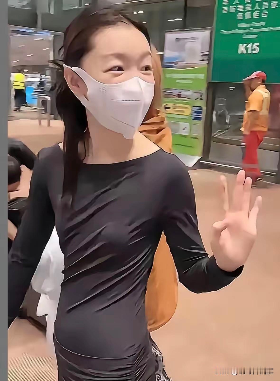 周冬雨利用特权，为虎作伥，理当给电影节、给司法机关、给死者一个说法。
