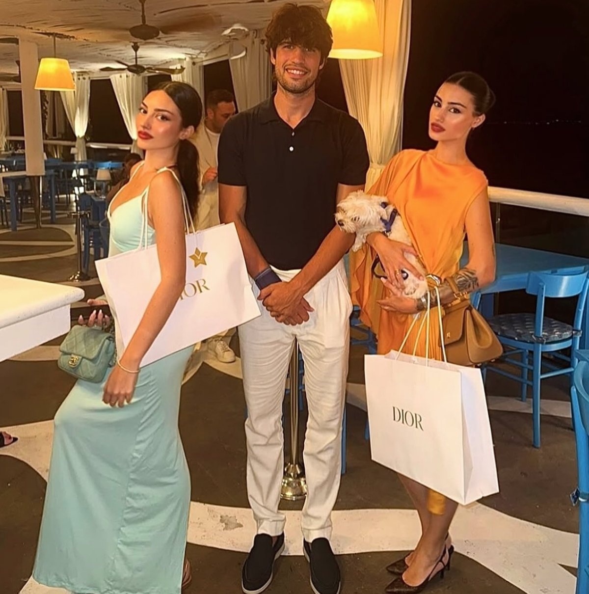 阿尔卡拉斯昨天在南意大利和粉丝的合影。这张照片真的……太幽默了！