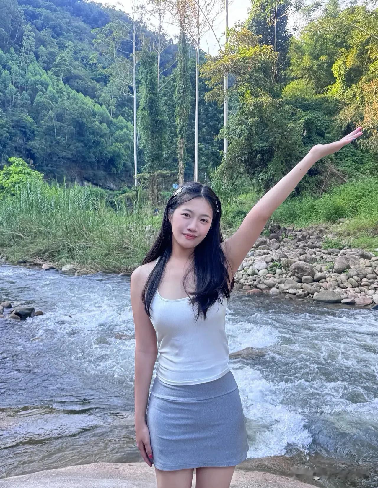 溪畔少女，奔赴自然的诗与远方在潺潺溪水旁，女孩赤足踩过鹅卵石，发梢沾着阳光
