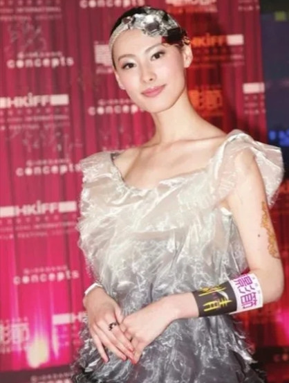 2007年，香港大富豪李嘉诚之子李泽楷，认识了比自己小22岁的梁洛施。两人交往三