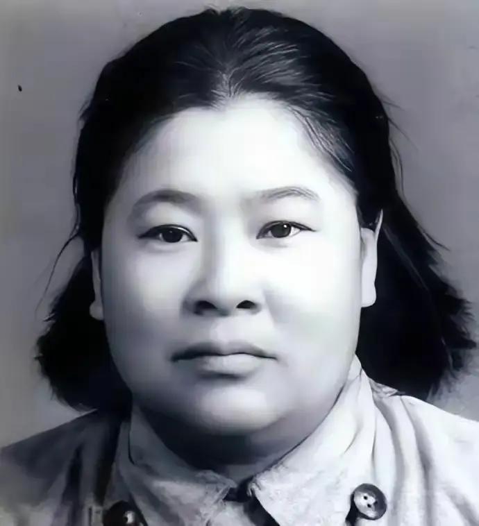 1933年，许世友听说部队有一位出身武当的女侠，便想要切磋一番，于是他迈着自信的