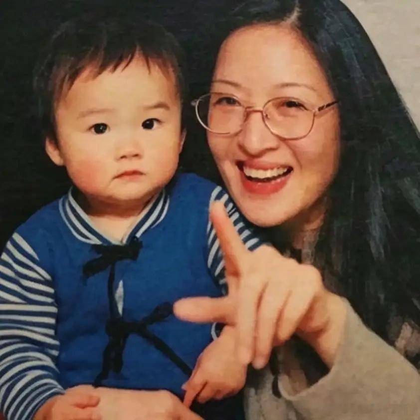 1994年，台湾演员、作家、翻译家未婚先孕，生了女儿胡洁生，成为一位单亲妈妈。这
