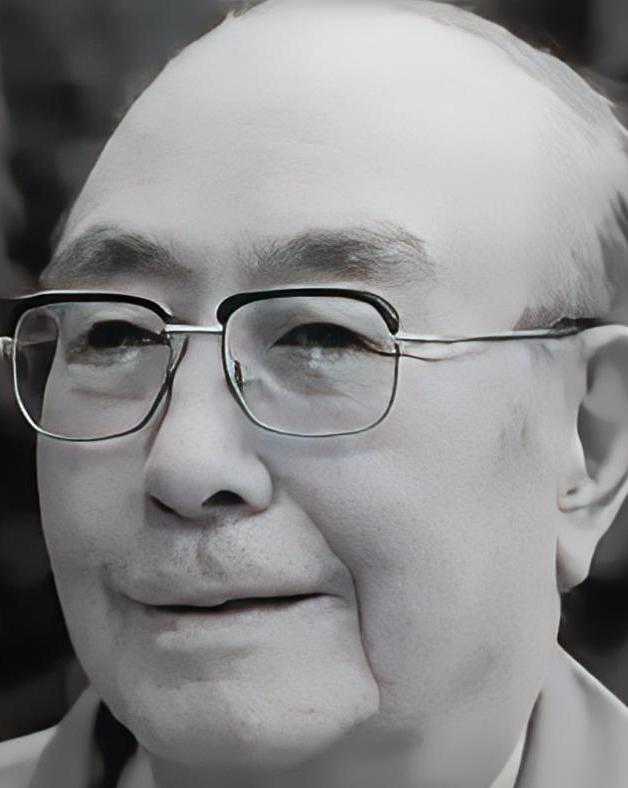 1995年深秋的北京医院特护病房内，一位老人拼尽最后一口气对女儿说：