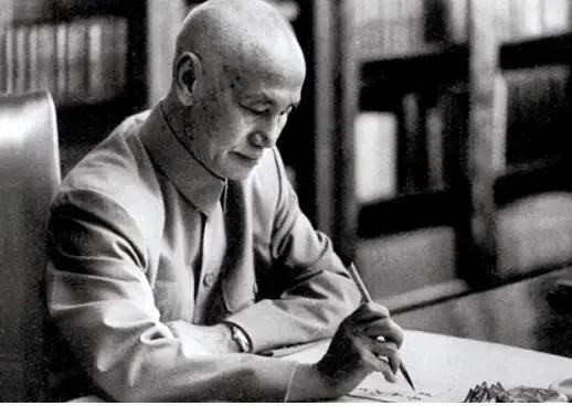 1975年4月，蒋介石躺在病床上，气若游丝。他突然抬眼看向宋美龄，艰难地开口：“