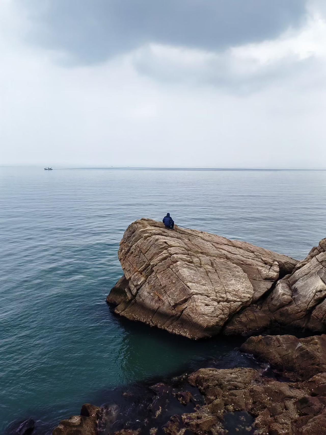 春日生活打卡季海风裹着松枝的清香，礁石上的垂钓者，守着一整片海的安静。沿着栈道漫