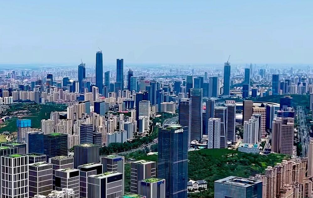 青岛之所以经济指标比济南还略高一筹，主要是因为济南的郊县比起青岛来说相对落后，如