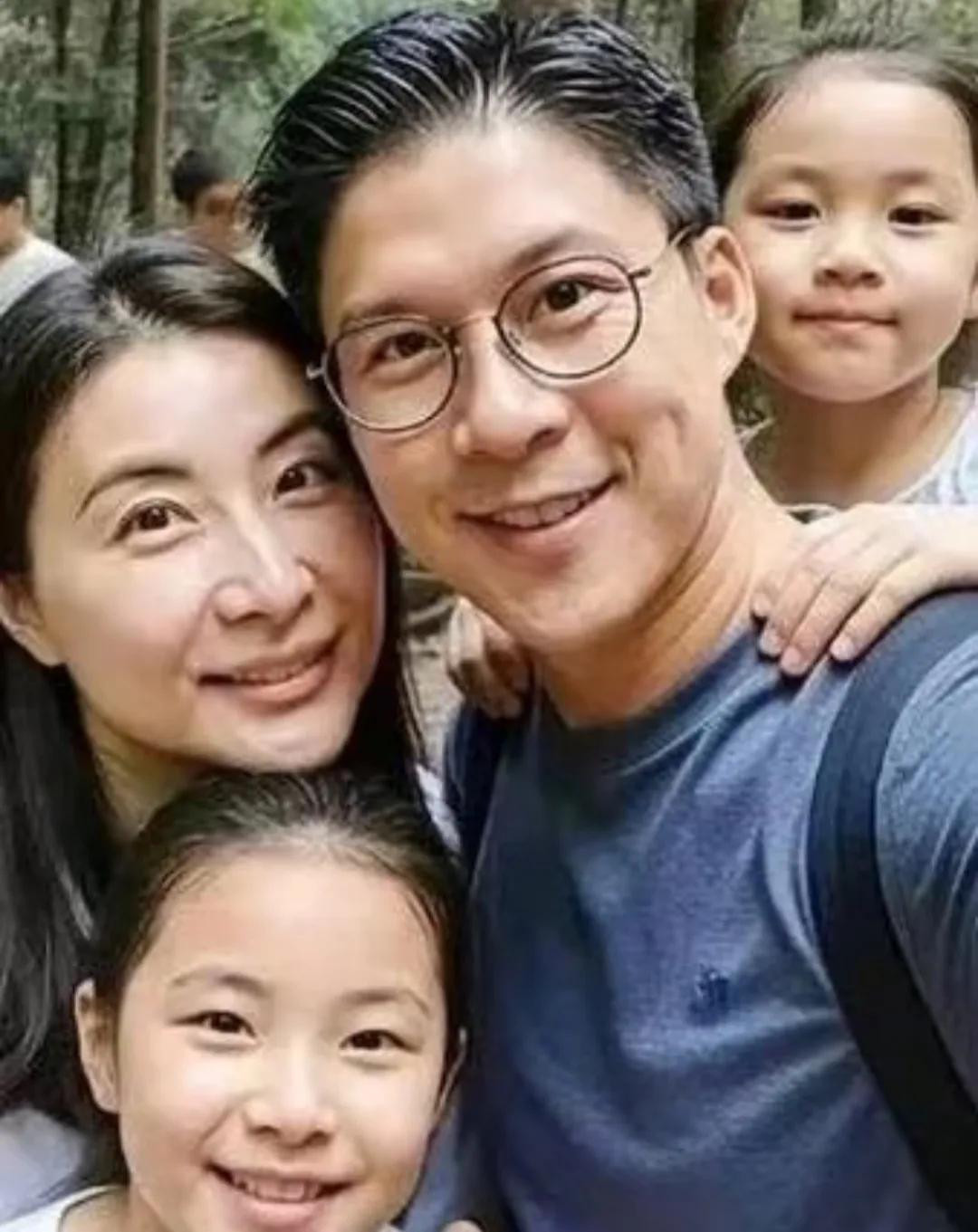 霍启刚郭晶晶一家四口出行合影，这四张脸好像啊！笑容自然、氛围温馨。而且两人越来越