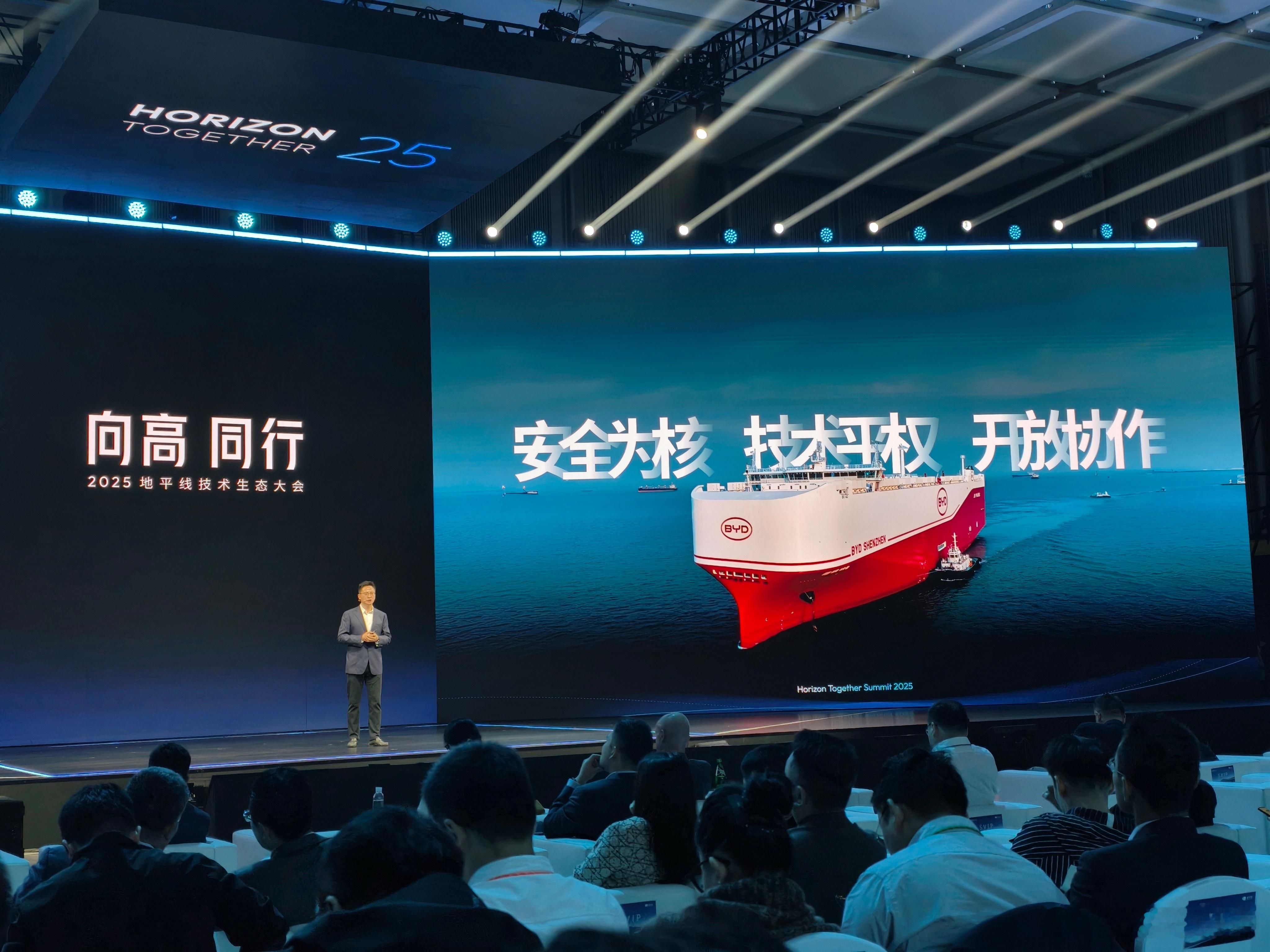 我迪的PPT还是气派