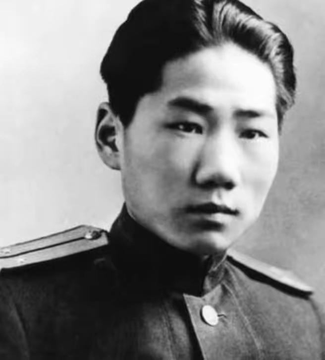 1955年，中央派人前往朝鲜挖毛岸英坟墓。​​可当大家刚开始挖，就突然跑过来一