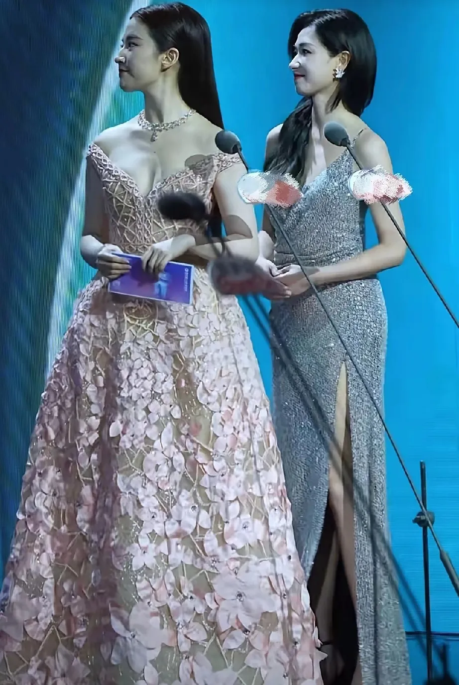 家人们谁懂啊！当刘亦菲和万茜两大美女同框，直接美到让人犯选择困难症！她...