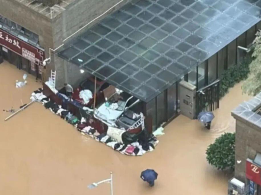 你敢信？外面水深两米，地库上千台车愣是一滴没进！这不是什么电影特效，而是台风“美