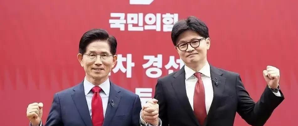 韩国最无力的执政党最后一博？力量党自己的党员被人推下总统宝座，又坚强挣扎从4人