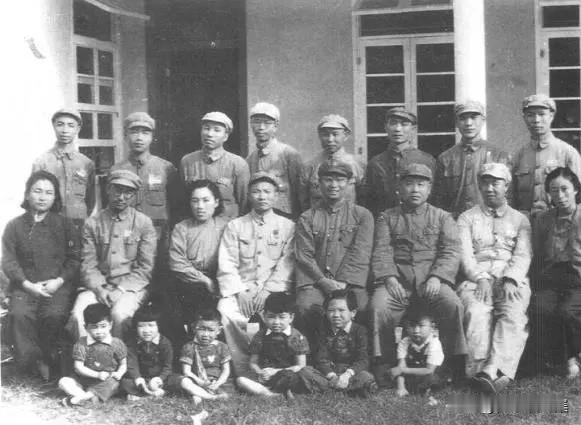 1949年10月解放广州后，二野四兵团副政委兼政治部主任刘志坚夫妇同陈赓司令(前