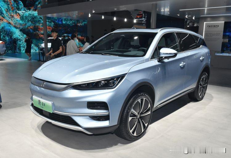 唐DMI和荣放双擎E+应该怎么选比亚迪唐DM-i是“7座全家桶”，丰田荣放双擎E