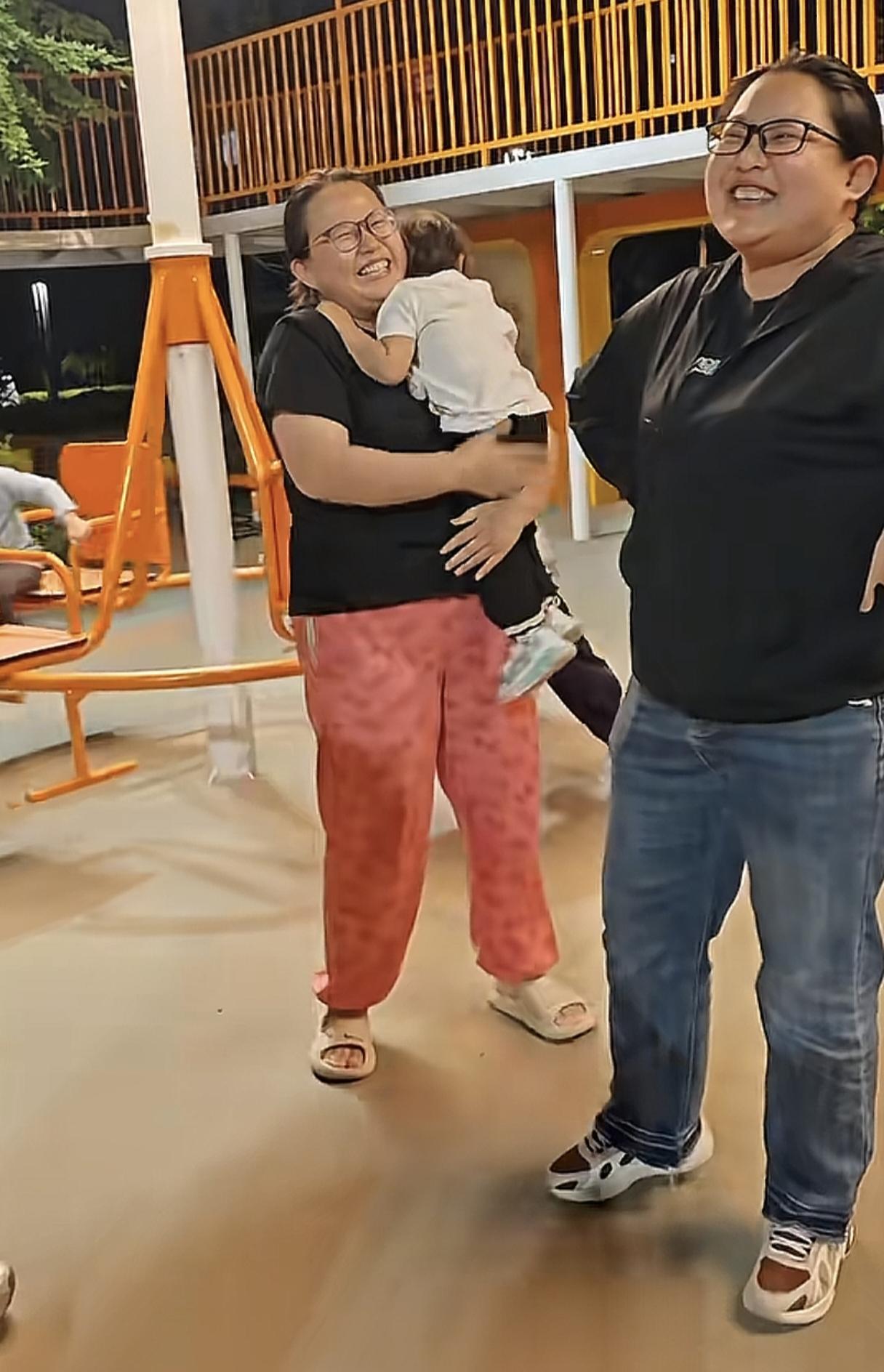 这谁能分得清啊？2岁女娃认错了妈妈，抱着不撒手，哥哥急得打电话给亲妈，亲妈到场后