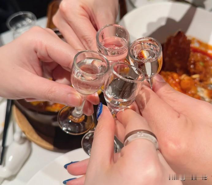 青海西宁，女子和3个朋友聚餐喝完酒后，带着其中俩朋友回了出租屋继续喝，其中一男性