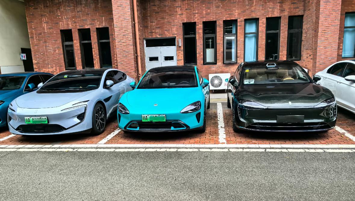 享界S9T、小米SU7、阿维塔12同框，这三款车的设计都很不错，享界S9T是最美