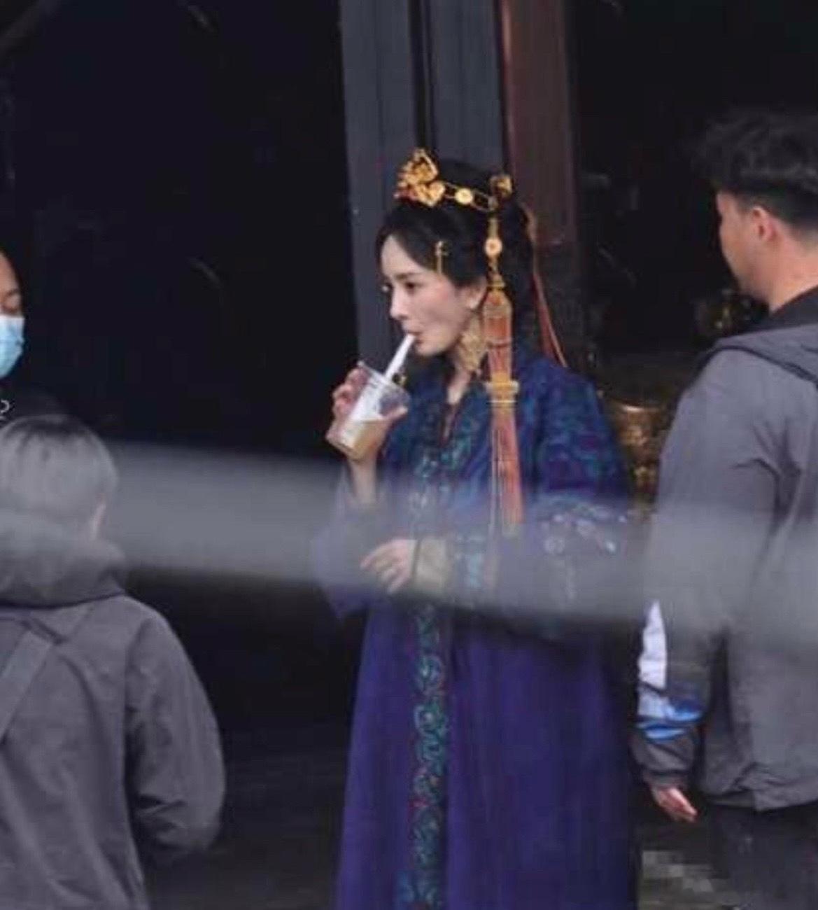杨幂新剧太瘦了，一下子年龄感就上来了