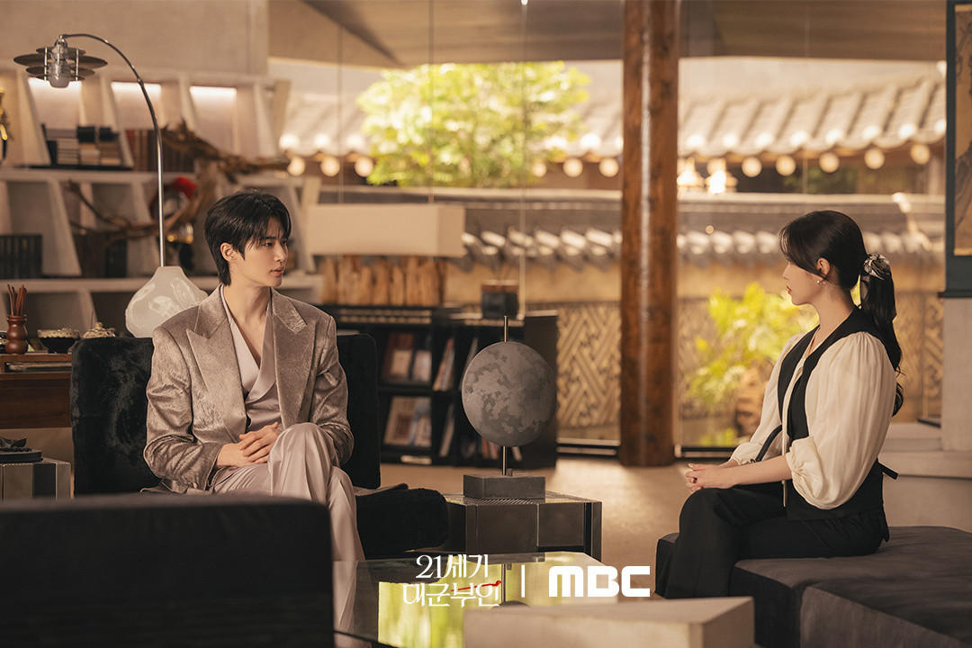 21世纪大君夫人IUx边佑锡『21世纪大君夫人』剧照新闻IU与边佑锡上