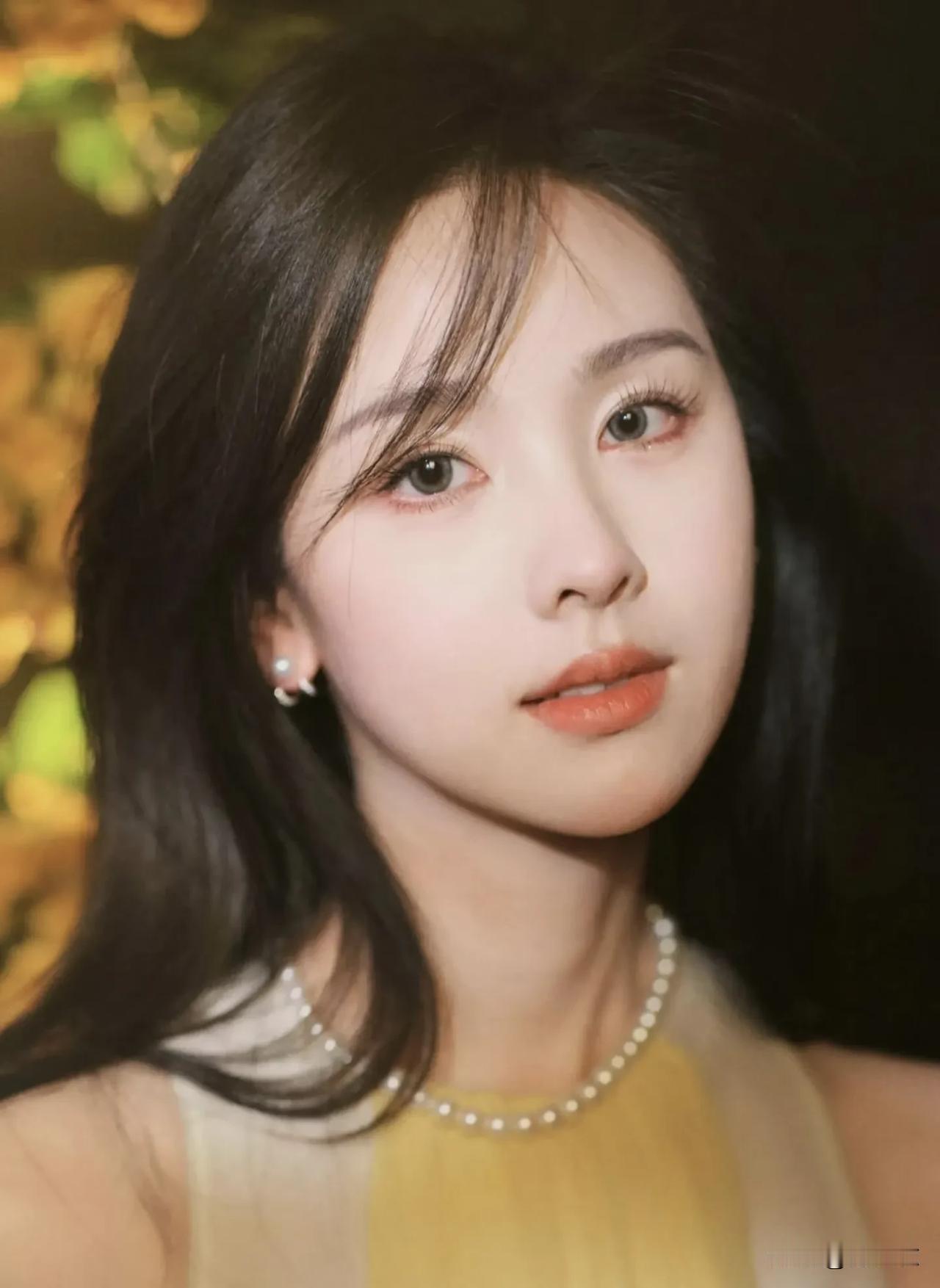 其实主要不是因为陈都灵成绩好才被夸，而是她符合大多数人对优秀人格的幻想。成绩