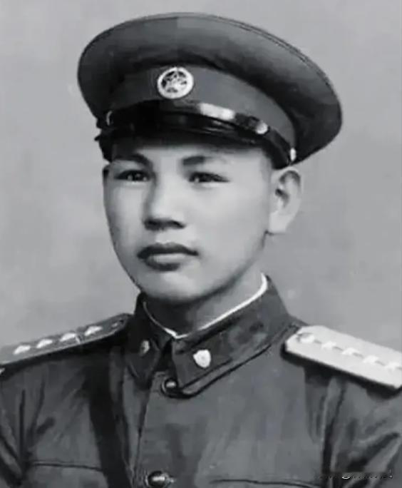 1945年，八路军在公路上伏击日军，排长见日军人数太多，就下令撤退，谁知一个小战