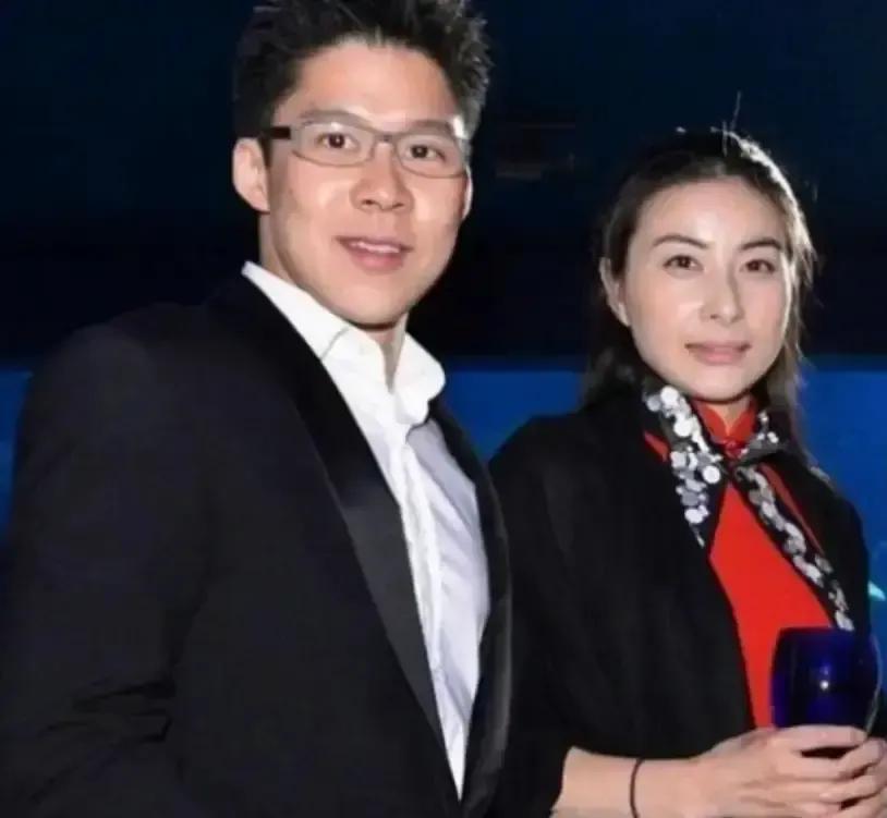 霍家选郭晶晶，根本不是因为她“够格”进豪门。朱玲玲当年两度否决霍启刚女友，筛