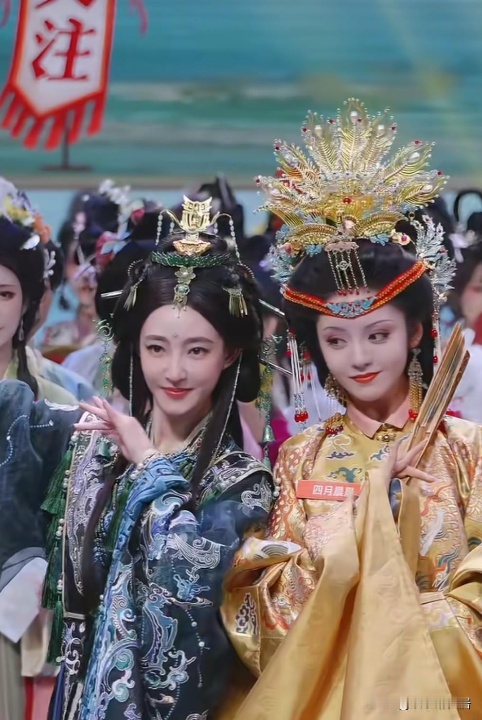 头一次感觉明星被网红碾压在搜狐视频国风盛典上王丽坤每个动作就很生硬你再看网