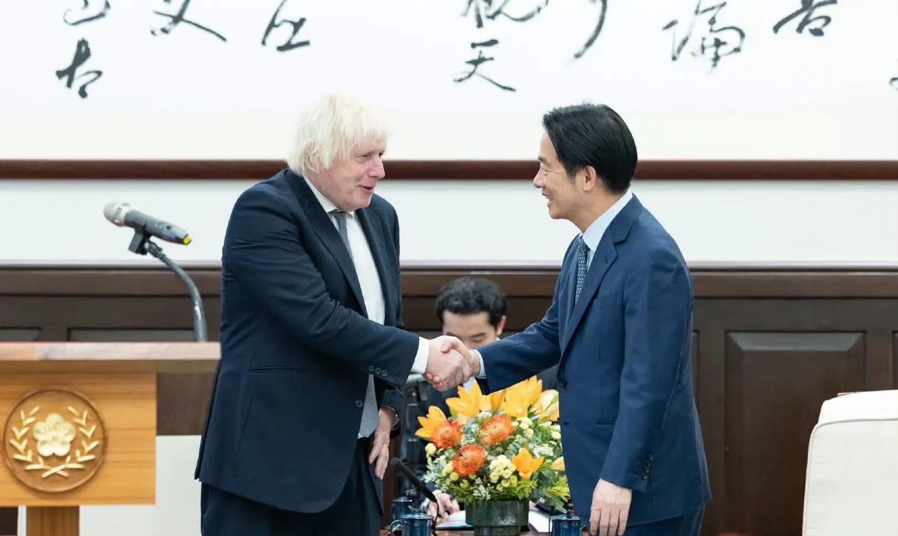 好廉价呀，只要肉包子管够，英国首相都能当肉喇叭日前，英国前首相鲍里斯·约翰逊流