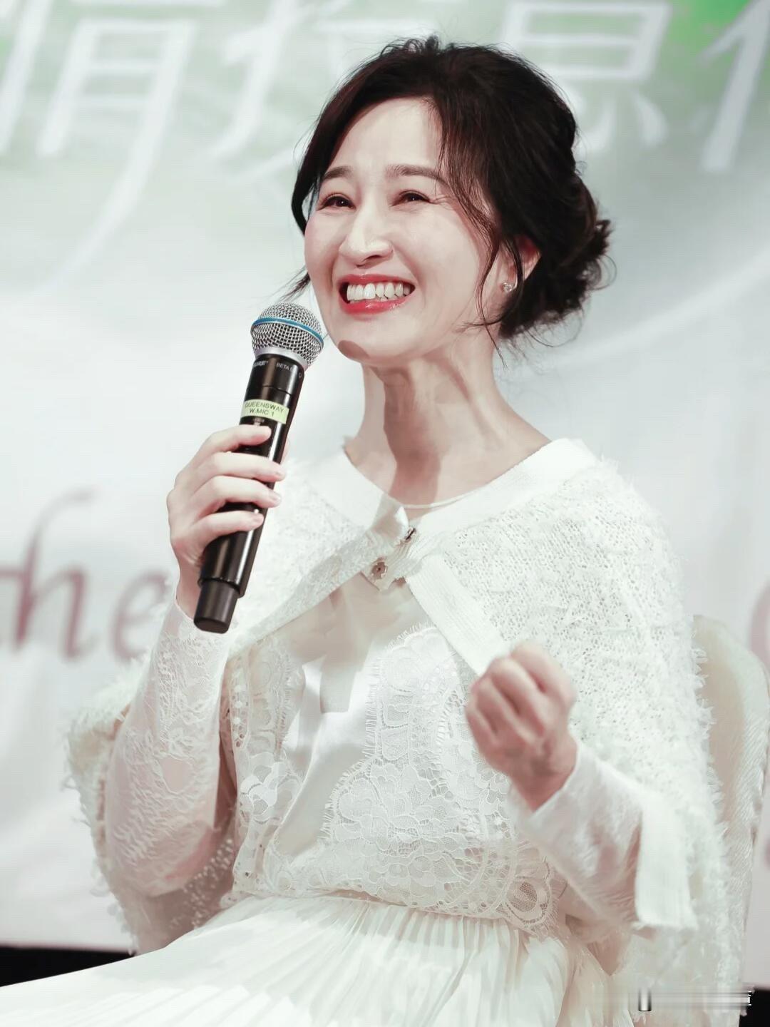 关咏荷罕见露面惊艳全场，与粉丝再许十年暖心承诺~~时隔20年，关咏荷依然记得当年