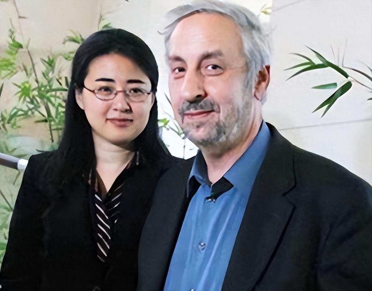 28岁北大才女田晓菲嫁给53岁美国导师，父母气的咬牙切齿，但田晓菲却觉得对方就是
