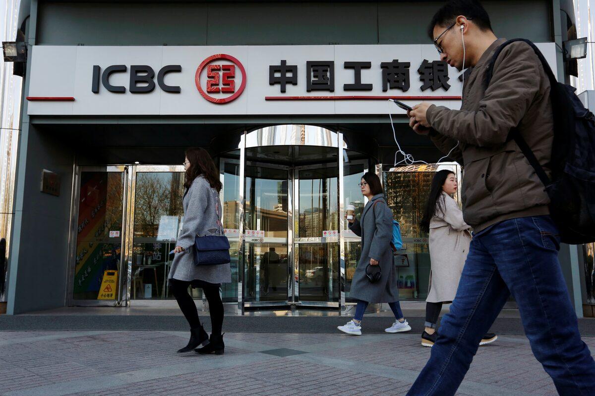 宇宙大行工行在半年时间里，悄悄把信用卡透支规模砍掉了1000多亿。这可不是常规