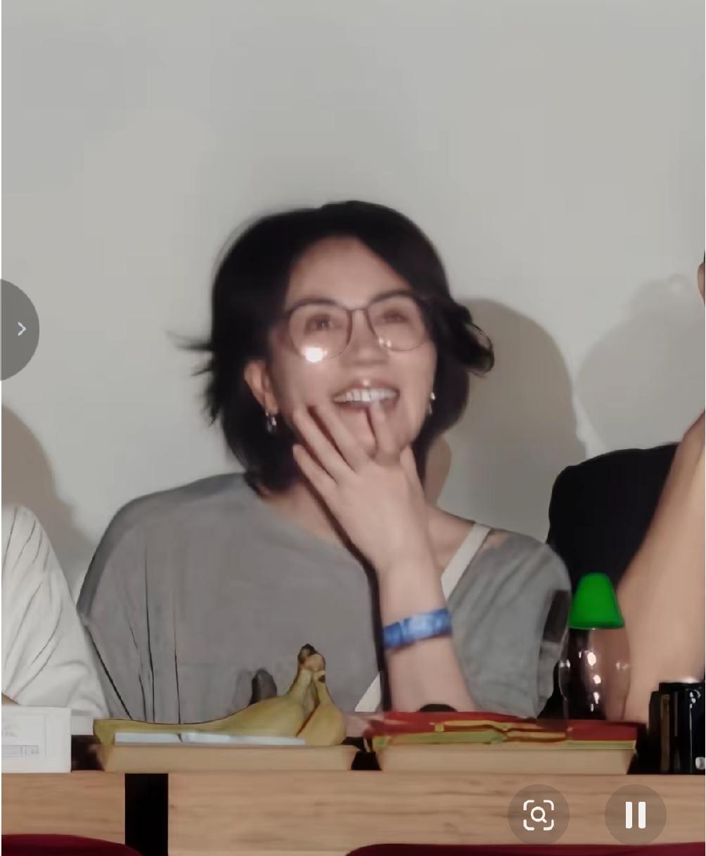 不仔细看，完全认不出来了，天后的气质真是与众不同。王菲现身那英的北京演唱会，到场