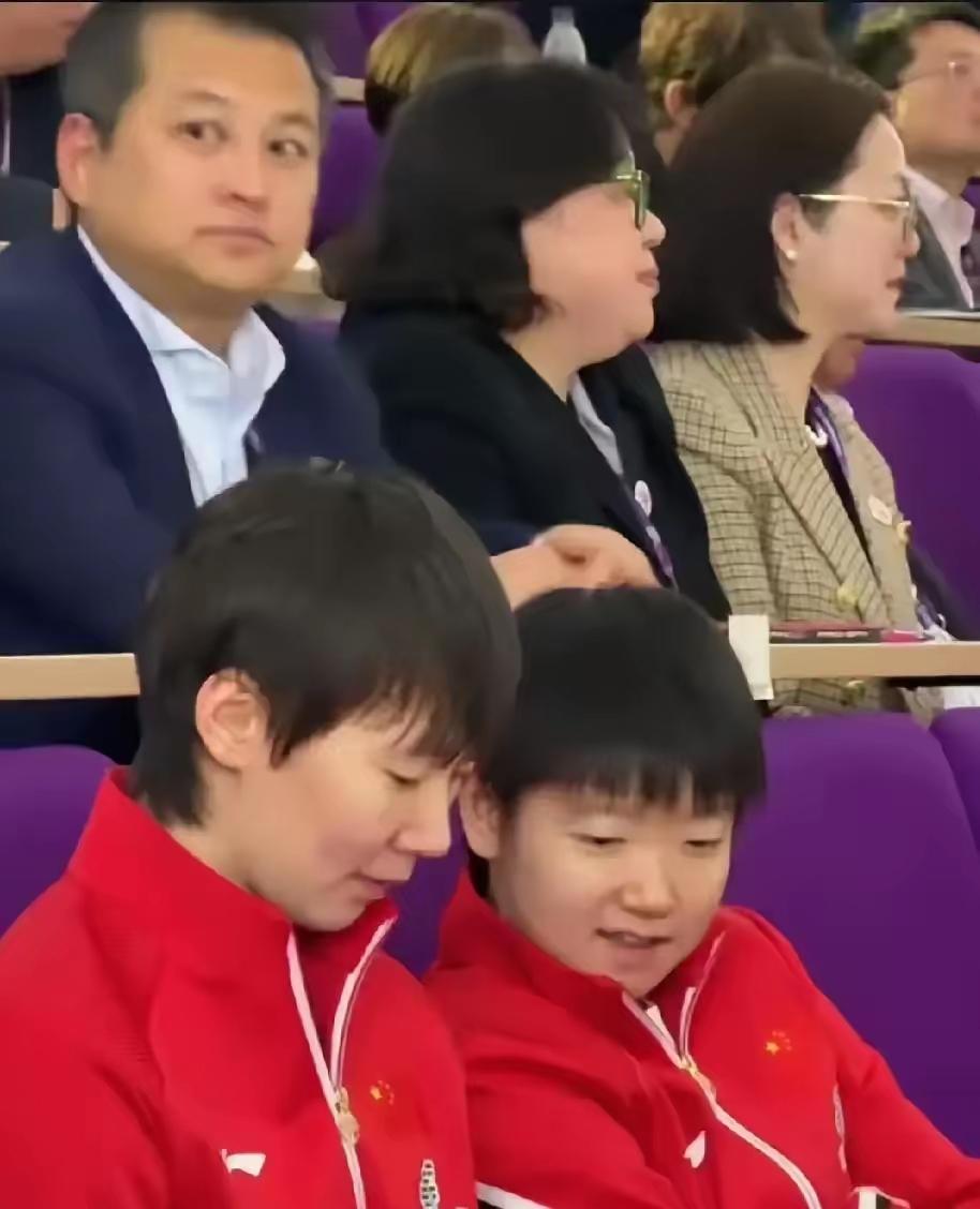 莎莎是个小精灵，小算盘打得啪啪啪响，场内场外人情世故都滴水不漏！王曼昱是个实诚人